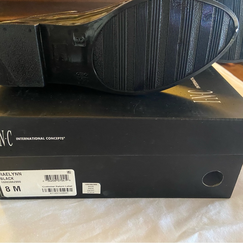 NEW INC rain boots, size 8.